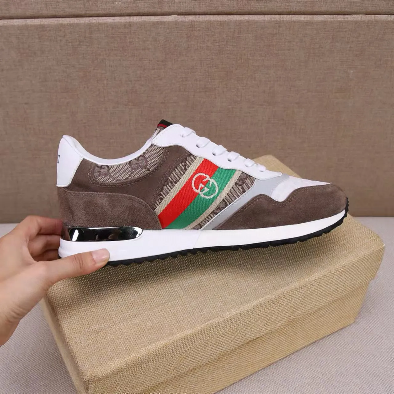 Factory price: 400💰[Gucci men's sports shoes] Gucci fashionable casual men's shoes🇨🇳Original 1:1 mold opening, new model debuts first💯Not high-profile but avant-garde, simple, low-key and fashionable, super versatile style🌿Made of original cowhide➕Sheepskin lining🎋The version is comfortable on the feet, first-class workmanship🍍Number: 38-44, (45 customized)